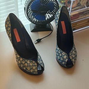 Betsy Johnson floral blue high heels size 6